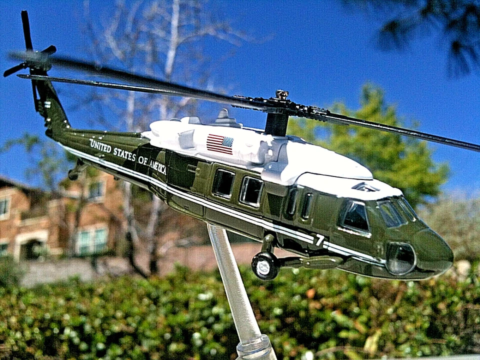 Corgi VH-60N Black Hawk Marine One President Helicopter Showcase Die-cast 1:140 - Image 2 of 4