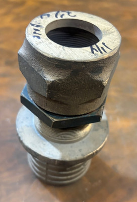 STUFFING BOX 1 1/4'' SHAFT 2 1/4'' HOSE BARB BRONZE
