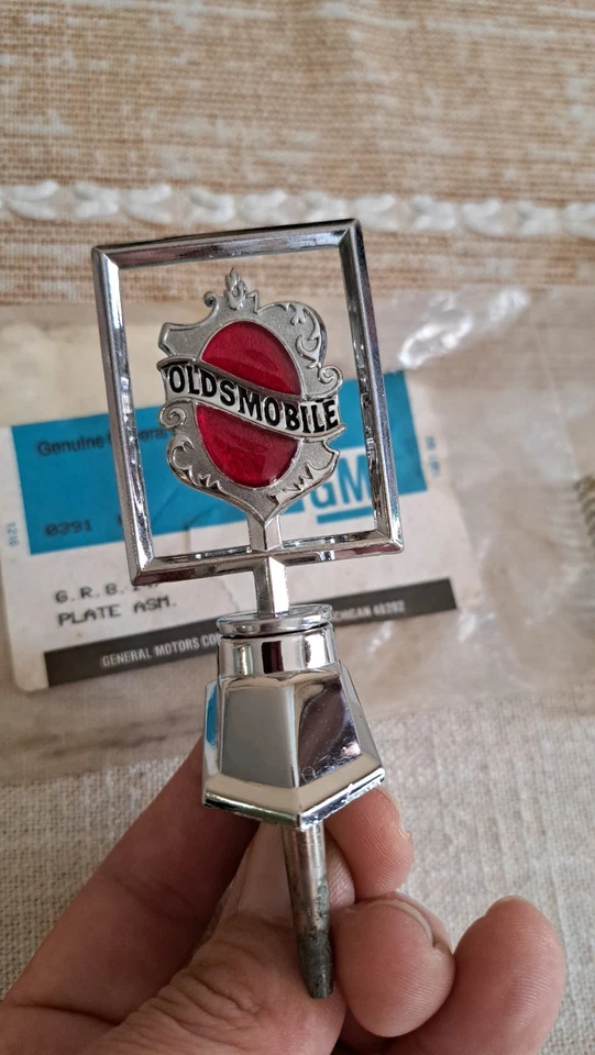NUEVO DE LOTE 79 OLDSMOBILE NOVENTA Y OCHO 98 REGENY DELTA 88 CAPÓ ADORNO ENCABEZADO EMBLEMA GM Foto 2 de 4