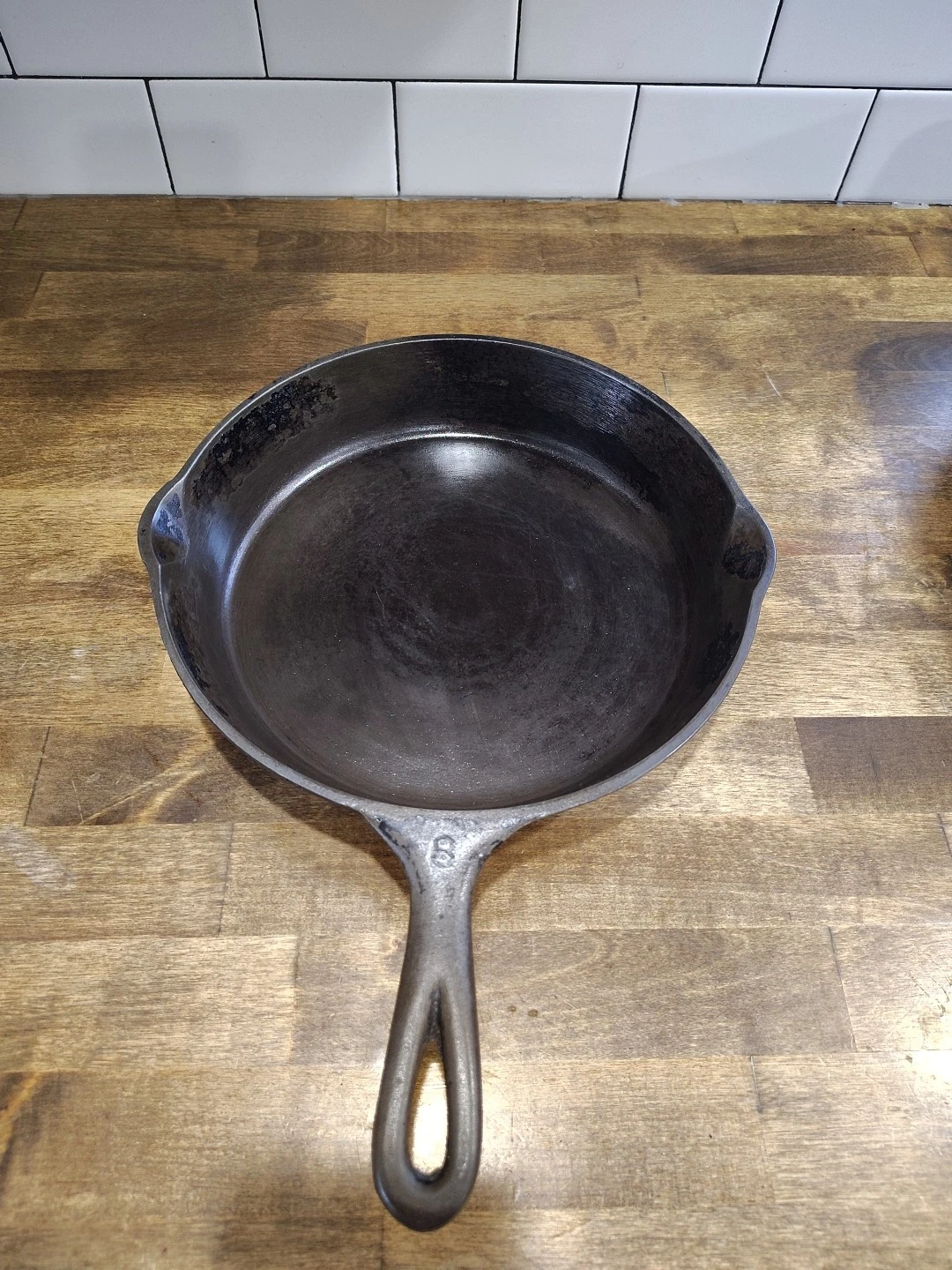 Vintage unmarked #8 cast iron skillet (10" dia)