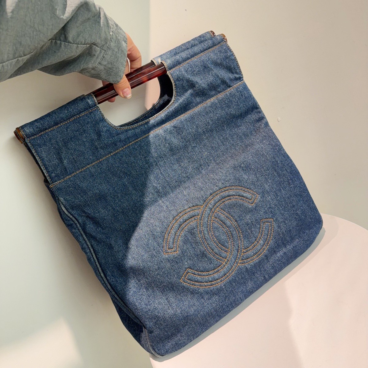入手困難★ CHANEL シャネル デニム P55911V42309 サイズ40 Chanel Denim Tortoise Shell Handle Tote Bag Handbag Blue Classic