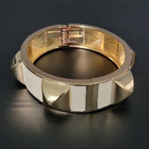 Goldfarbene Ohrstecker Scharnier Armband Creme Emaille Akzente Größe 6 - Bild 3 von 7