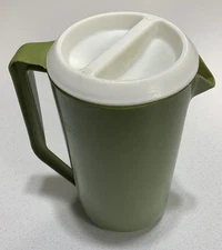 Rubbermaid Pitcher 2 1/4 Quarts drinking vintage Green MCM lid serve ware