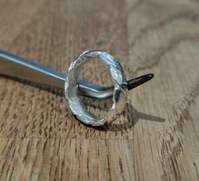 Sterling Silber (Argentium) Bandring, handgefertigt, Sandguss, Gr. J 1/2, gedreht.