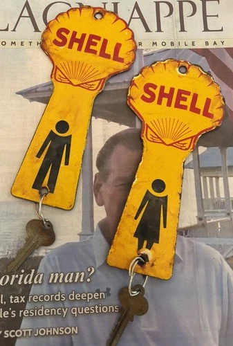 SHELL MOTOR OIL PORCELAIN SERVICE STATION RESTROOM KEY FOBS VINTAGE NICE KEYS