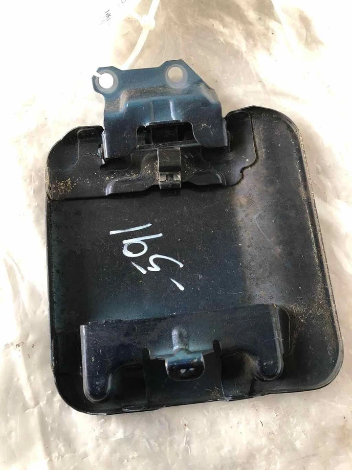 Cubierta trasera de la tapa del tanque de llenado de gasolina del combustible MITSUBISHI MONTERO SPORT 1997-2004 Foto 3 de 4