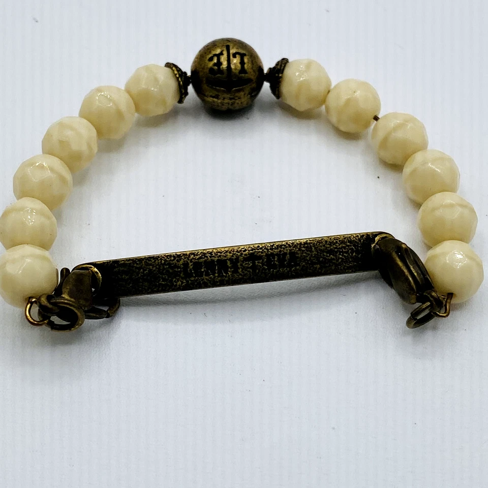 Pulsera de alambre con cuentas beige Lenny & Eva Sentiments con cierres de latón y nombre Foto 4 de 4