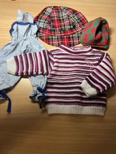 Konvolut Puppen Kleidung aus  1970 er Jahren. Pullover, Mützen, Overall