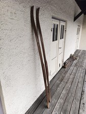 Set Historische Ski und Skistöcke