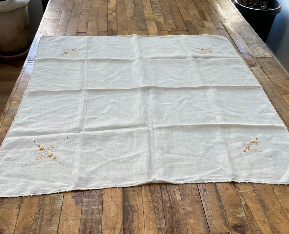Tischdecke 34x34 bestickt gelb Blumen Stoffflicken weiß Leinen