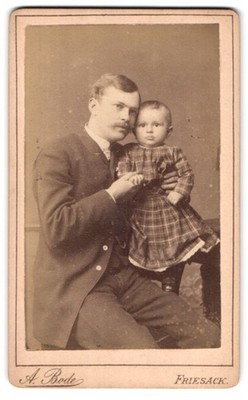 Fotografie A. Bode, Friesack, Portrait stolzer Vater mit niedlichter Tochter im 
