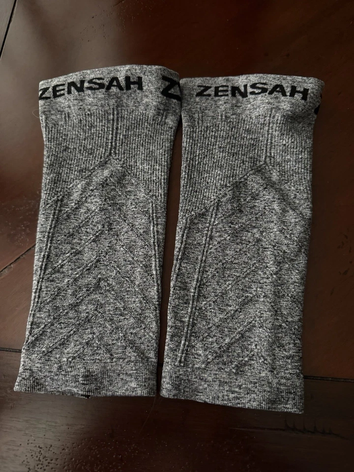 Mangas de pantorrilla de compresión CEP & Zensah azules con detalles negros y grises con negro Foto 2 de 2