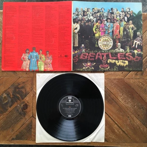 The Beatles - Sgt. Pepper's Lonely Hearts Club Band (UK Vinyl LP, 1973) VG+/VG+.