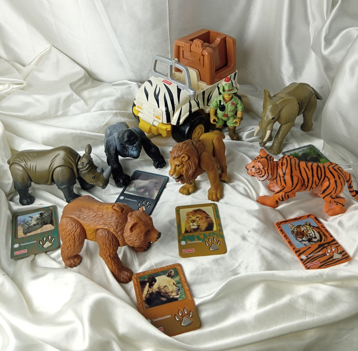 SMITHSONIAN FISHER PRICE SAFARI ADVENTURE JEEP + 6 TALKING ANIMALS