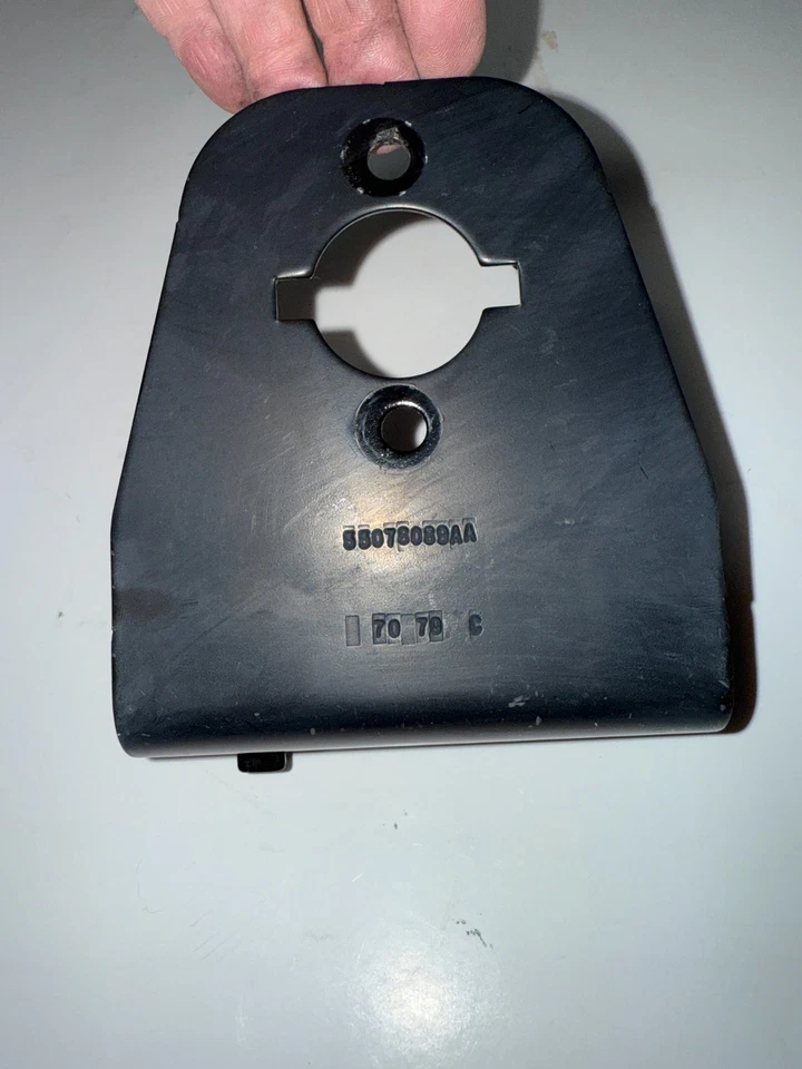 Soporte de lámpara de luz trasera derecha o izquierda para cabina y chasis Dodge Ram 5500 2012-2018 OEM Foto 2 de 4