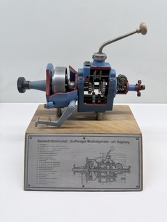 Motor vehicle interchangeable gearbox with clutch manufactured by Höhm