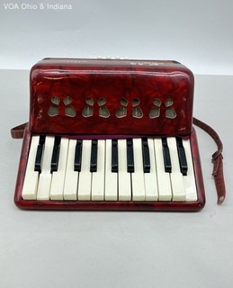 Hero 17 Key 8 Bass Student Piano Accordion Red Pearloid Made in Shanghai China
