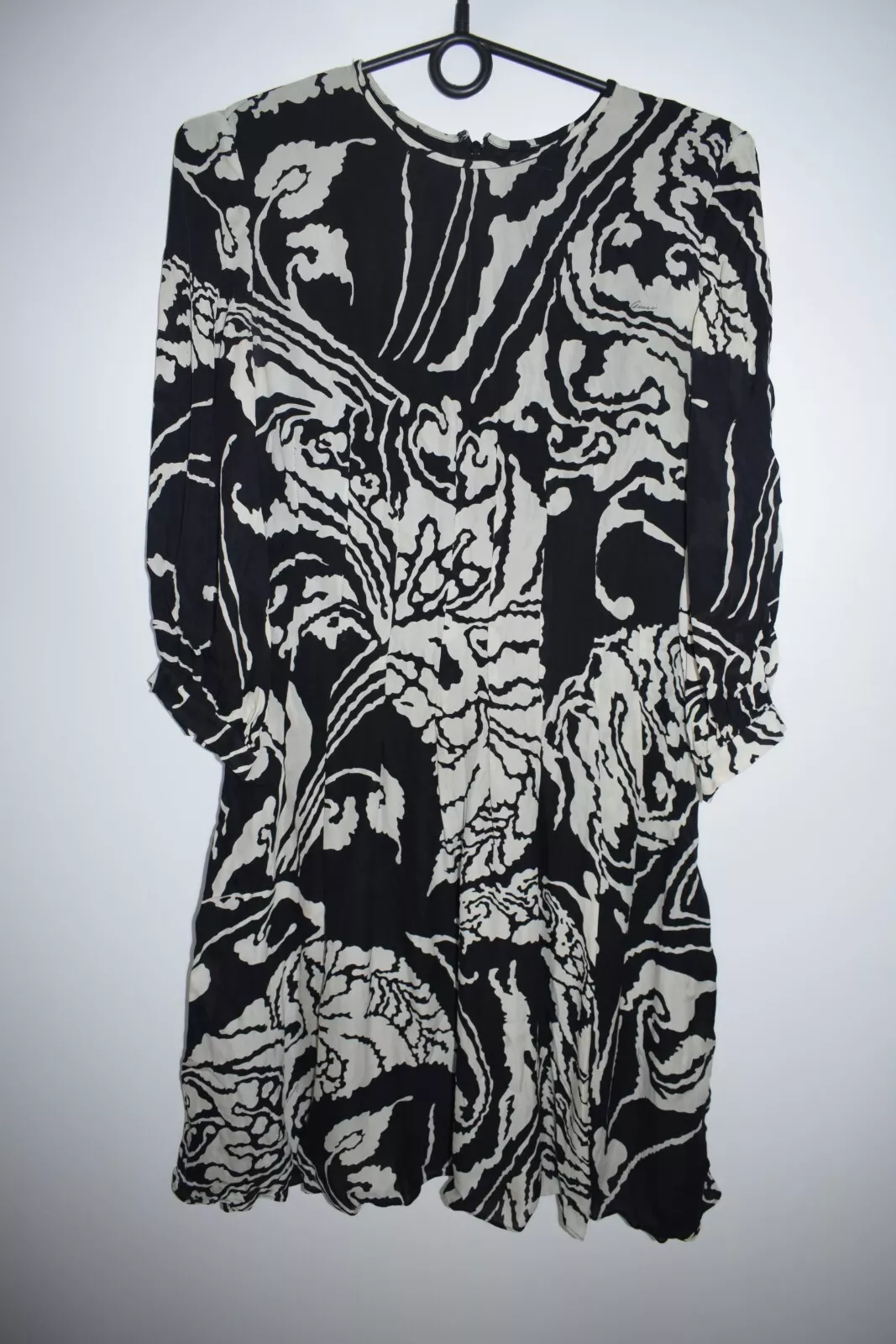 Robe en soie GUCCI longueur genou 100 % soie noire et blanche fleurs imprimées taille 38