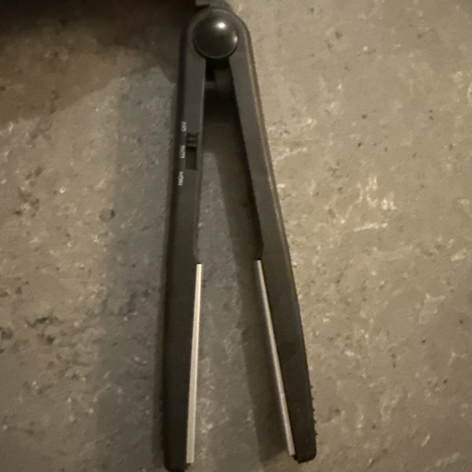 Revlon Smooth and Straight Ceramic Flat Iron, Smooth Styles 1 Inch, Used Working - Image 4 of 4