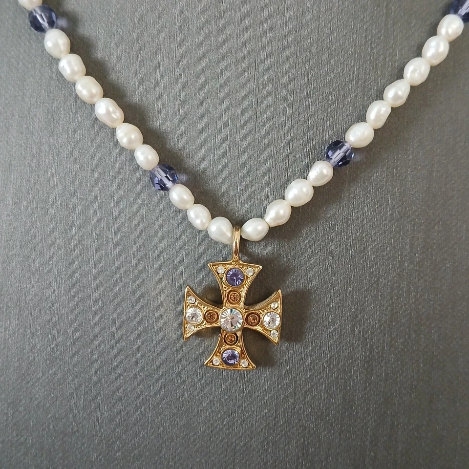 "Collar de perlas de agua dulce con colgante de cruz con joyas en tono dorado cristal púrpura de 18""" Foto 2 de 4