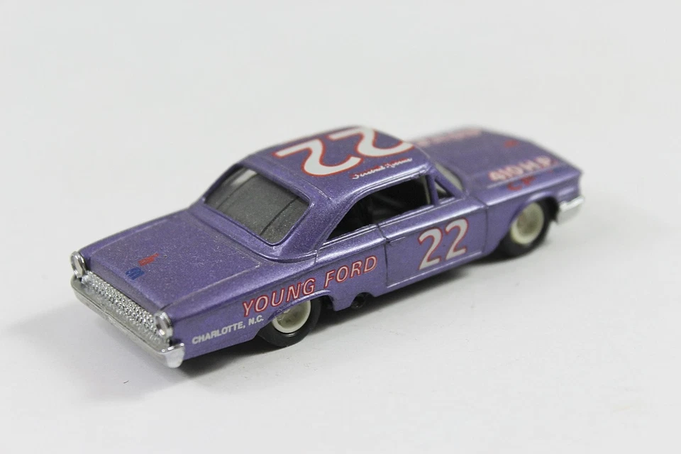 Coche diecast RCCA Inc 1963 Ford Galaxie 22 Young Ford púrpura 1:64 Foto 2 de 4