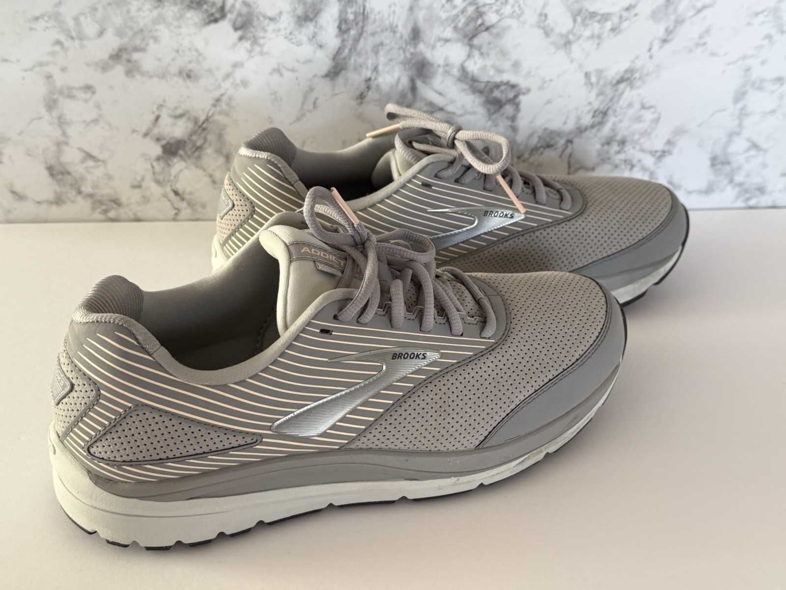 Brooks Addiction Walker Suede Women's Walking Shoe Size 10 (2B) image 3