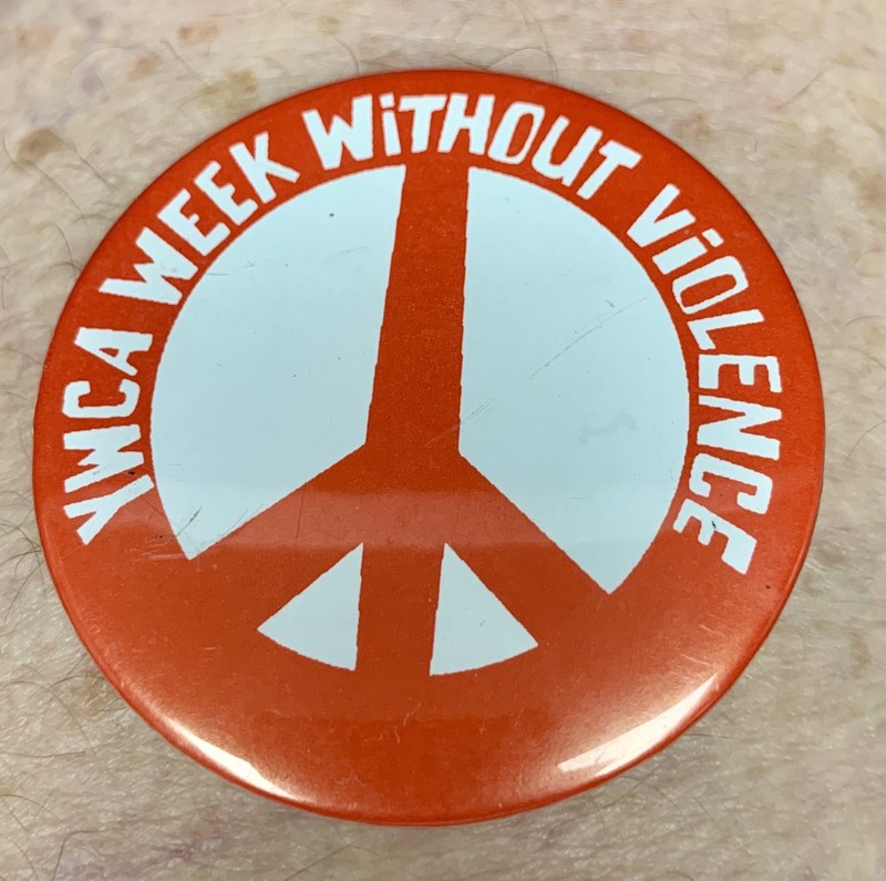 YMCA WEEK WITHOUT VIOLENCE PINBACK, SPONSER KROGER, COKE, WCMH 4, ADV.UNITED WAY