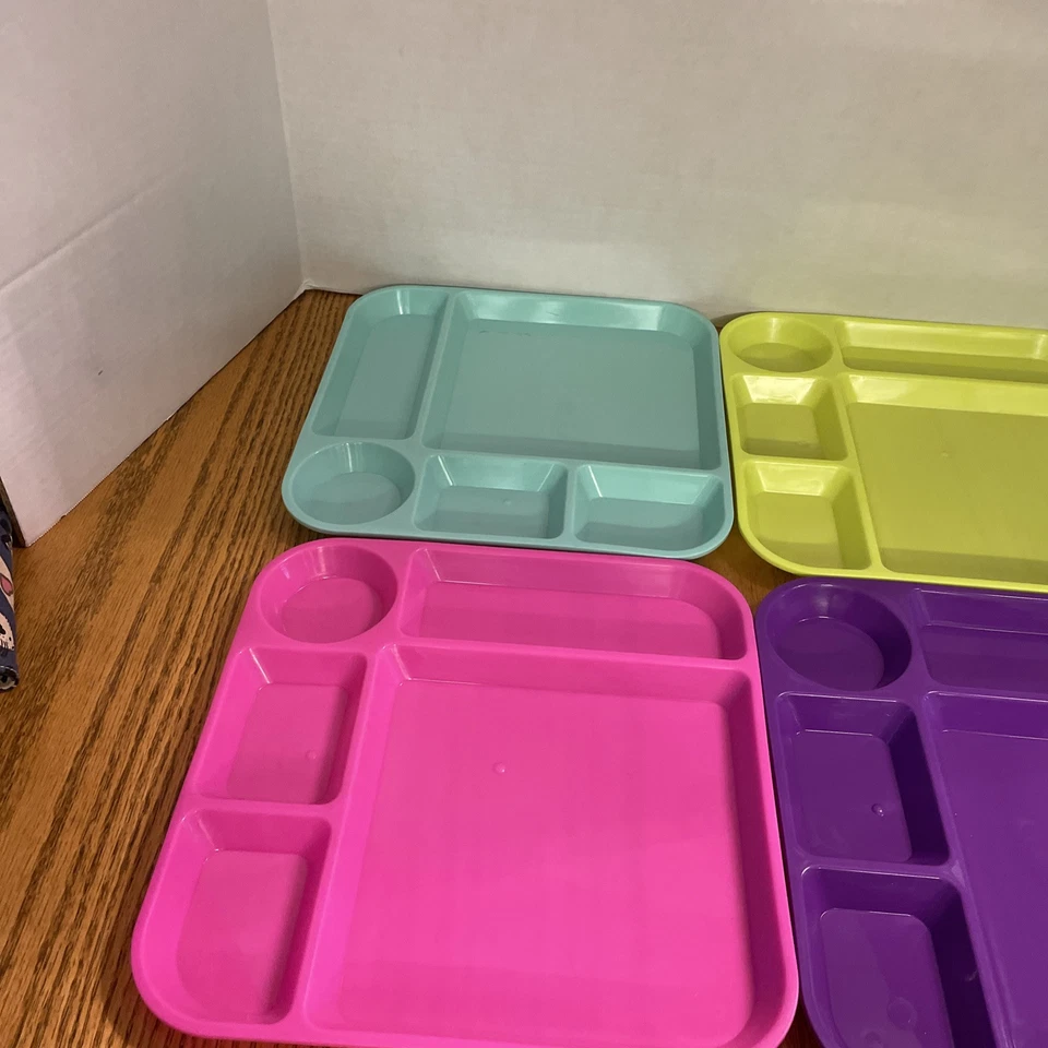 LOTE DE 8 BANDEJAS PLÁSTICAS COLORIDAS DE 5 SEÇÕES / ROXO / AZUL-PETRÓLEO / ROSA / AMARELO/AZUL - Imagem 3 de 4