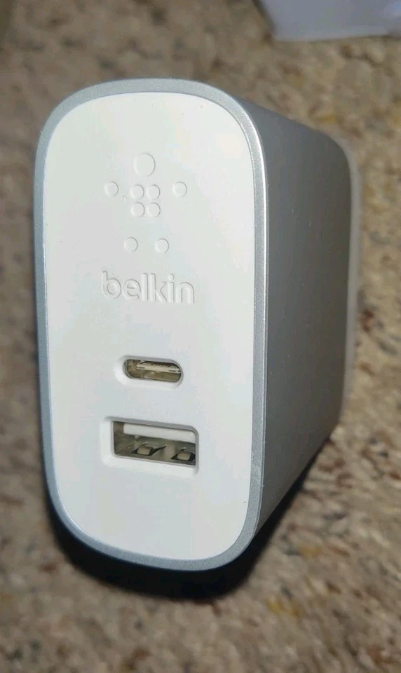 Cargador doméstico Belkin Mixit Up USB-C + USB-A - 50% más rápido - 27W 5V - Apple Samsung Foto 4 de 4