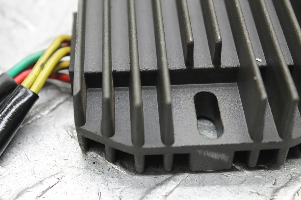 Regulador de voltaje rectificador Suzuki SV650 1999 Foto 2 de 4