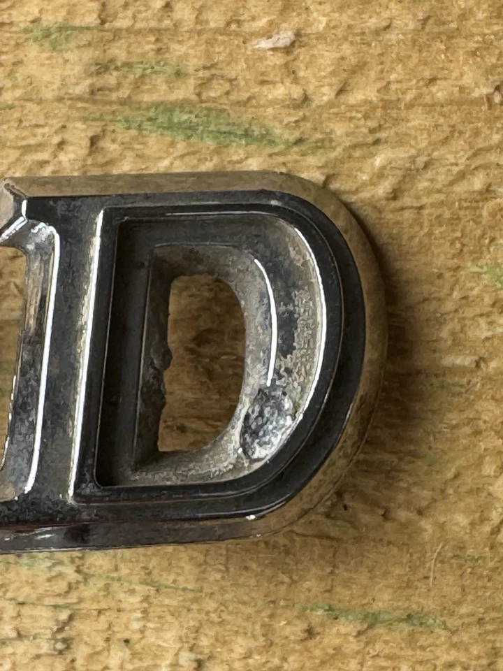 Buick Wildcat 1967 letras cromadas cuarto trasero lado emblema logotipo Foto 3 de 4