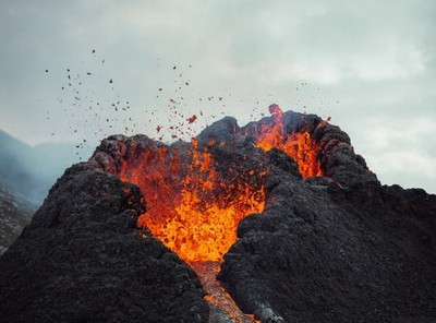 Wandbild: Island Vulkanausbruch 2021. Der Vulkan Fagradalsfjall liegt im [...]