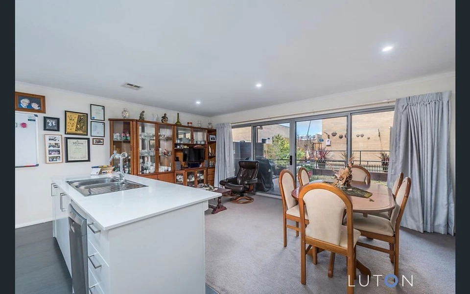 Extendable Timber Dining Table and five chairs, used - image 2 of 4