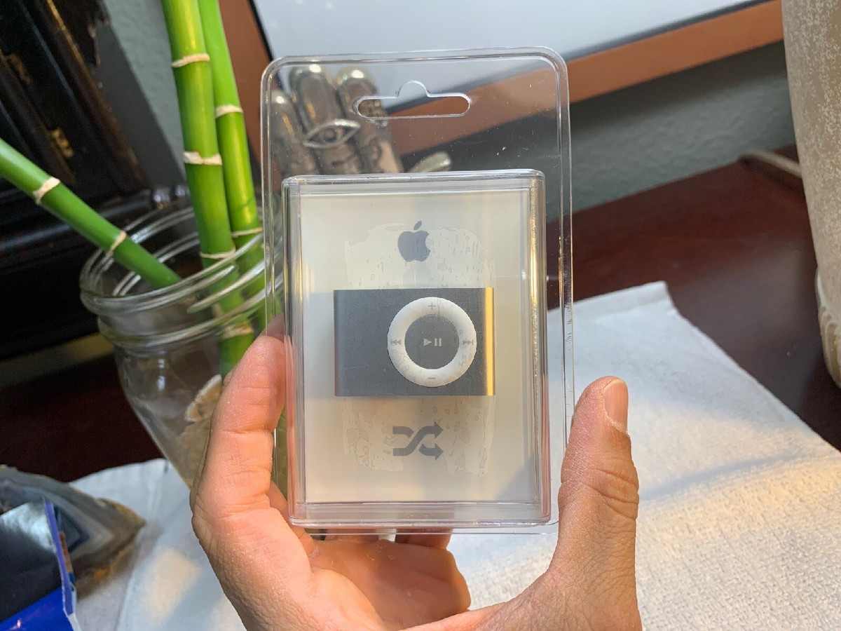 FactorySEALED Apple iPod shuffle 2nd Generation Silver 2 GB+