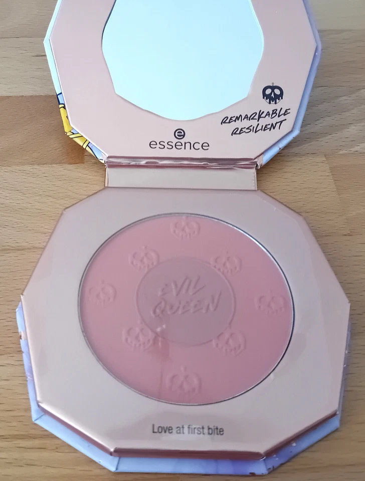 essence Disney VILLAINS EVIL QUEEN Maxi Blush 01 Love at first bite 9g-   NEU - Bild 2 von 2