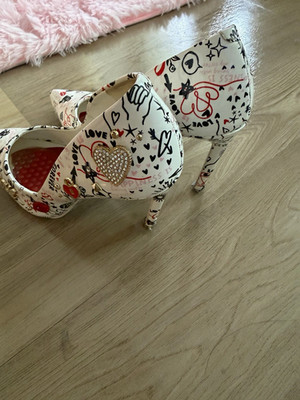 ALDO Women s Pump Size 8 White Graphic Pointed Toe Slip On Rhinestone Heart