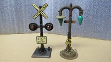 2 MARX O LIGHT UPS CROSSING SIGNAL DUAL LAMP POST AS IS 625448