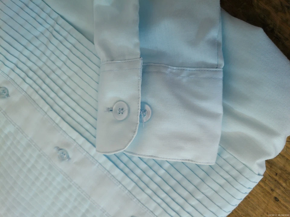 Camisa de esmoquin plisada con cuello de ala azul claro talla pequeña para niño - fácil cuidado nueva sin etiquetas Foto 3 de 4