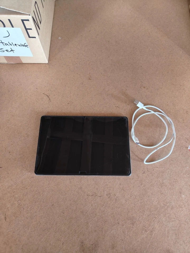 Huawei MediaPad M5 Lite 32GB, Wi-Fi, 10.1 in Space Grey Crack Screen Works Good - Image 2 of 4