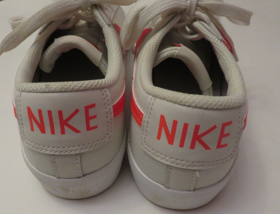 NIKE Low top boys White/Orange Size 5.5Y (Women’s 7) - Image 4 of 4