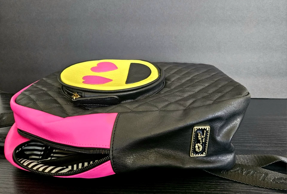 Mochila Betsey Johnson Kitsch Emoji Corazones Acolchada Pequeña Negra 13" de Alto Foto 4 de 4