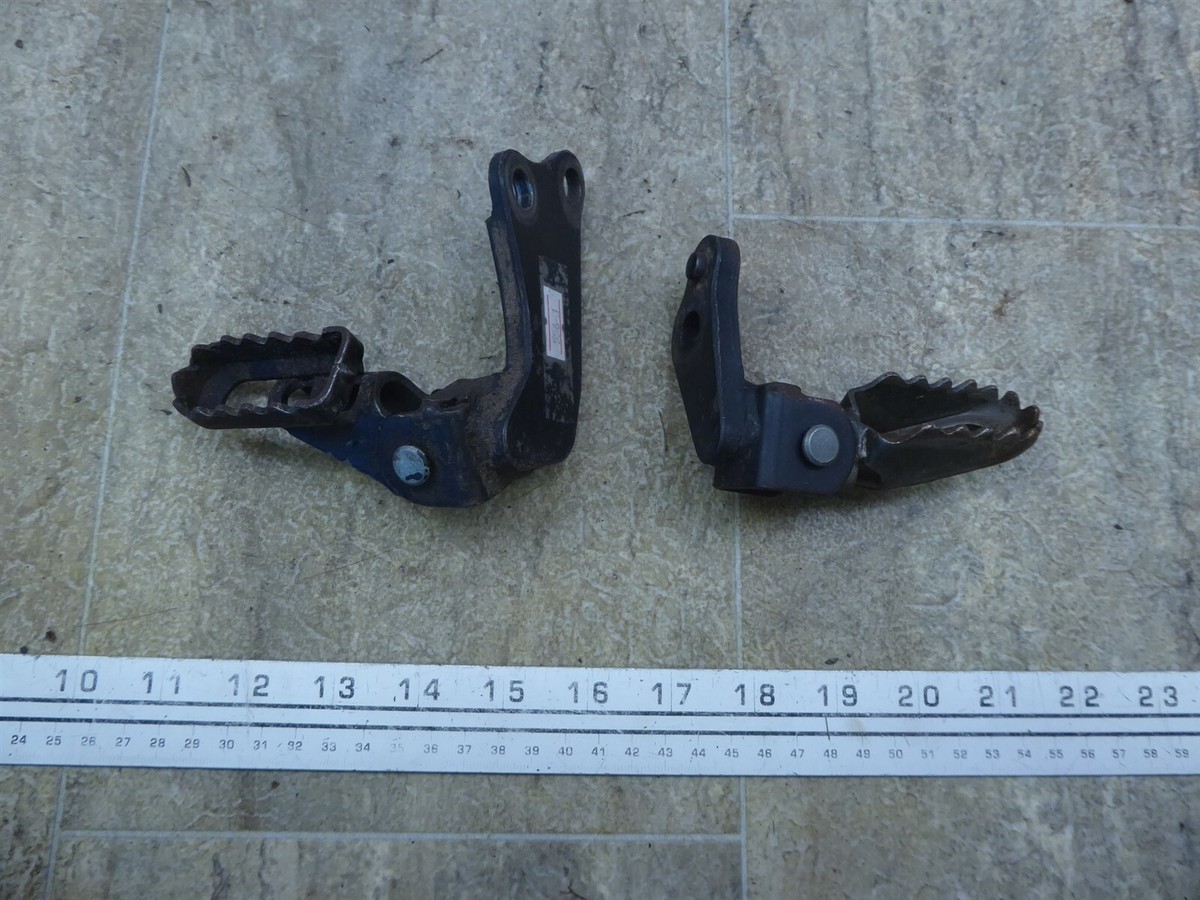 1981 Yamaha XT200 Enduro Y556-1) left and right front foot