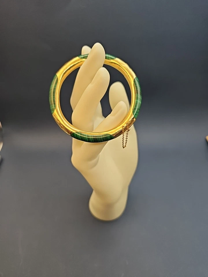 Brazalete con bisagras grabado en oro amarillo de 14k y malaquita Foto 3 de 4