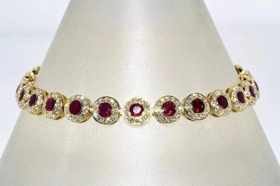 Brazalete de tenis para mujer enchapado en oro amarillo de 14 k corte redondo rubí creado en laboratorio Foto 2 de 4