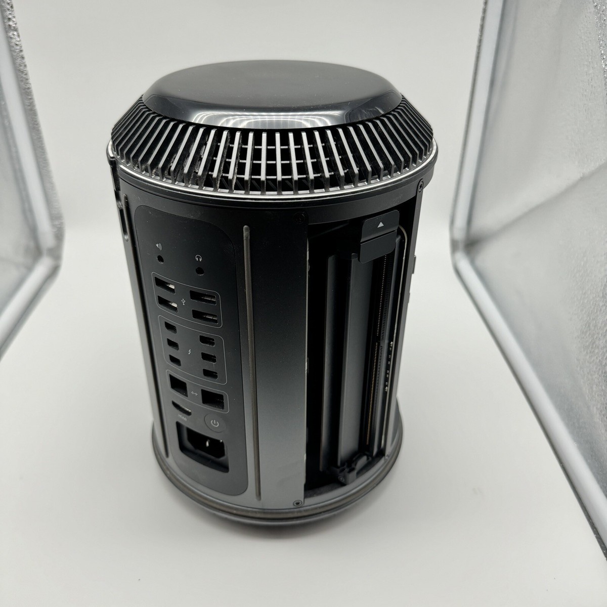 Apple Mac Pro 2013 A1481 | 3.70GHz Xeon E5 | 12GB RAM Apple Mac Pro 2013 A1481 | 3.70GHz Xeon E5 | 12GB RAM
