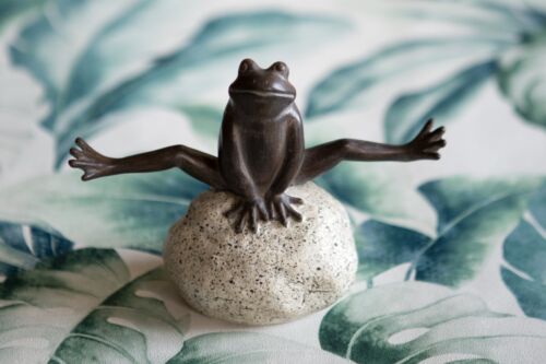 Frog Leaping Garden Ornament Decoration - Picture 1 of 1