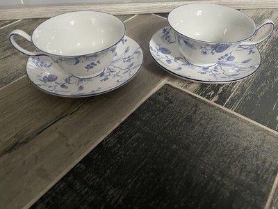 2 x WEDGWOOD BLAU PFLAUME PFINGSTROSENFÖRMIGE TASSEN & UNTERTASSEN PLUS ZWEI UNTERTASSEN HERVORRAGENDER ZUSTAND