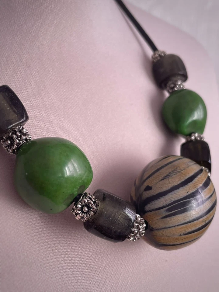 Collana etnica girocollo donna osso, kukuy verde scuro, vetri siriani, caucciù - Immagine 2 di 4