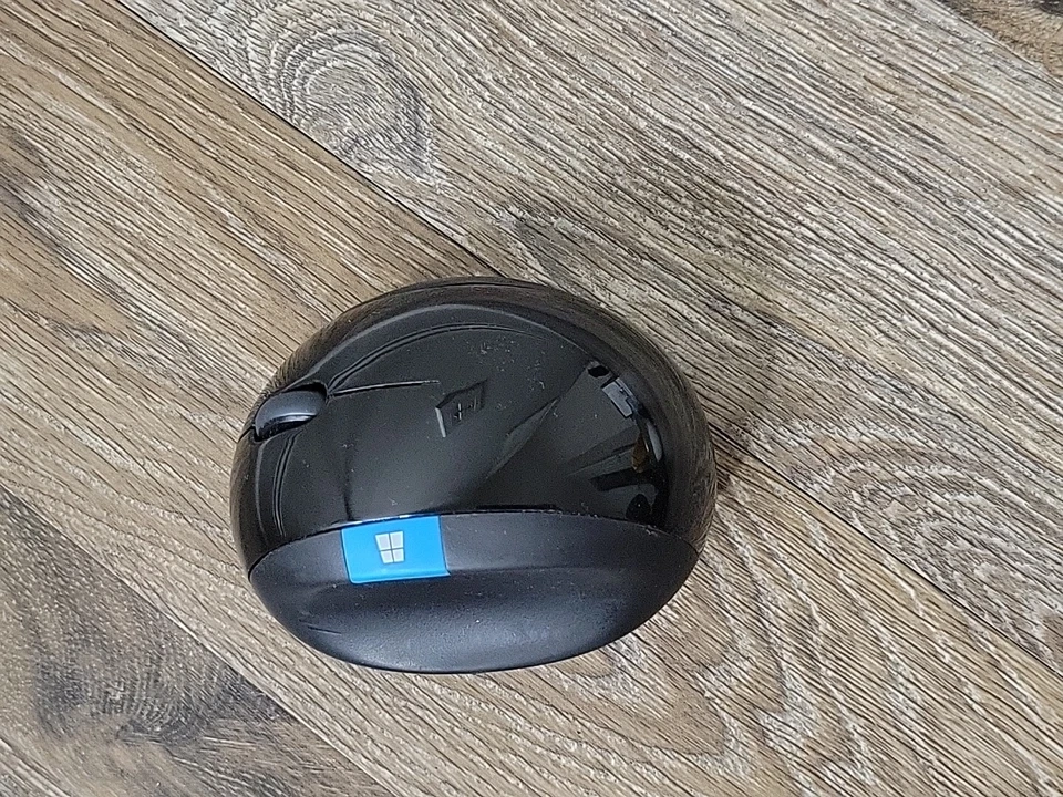 Microsoft Sculpt 1560 Wireless Ergonomic Mouse WiFi With USB Dongle - Image 3 of 4