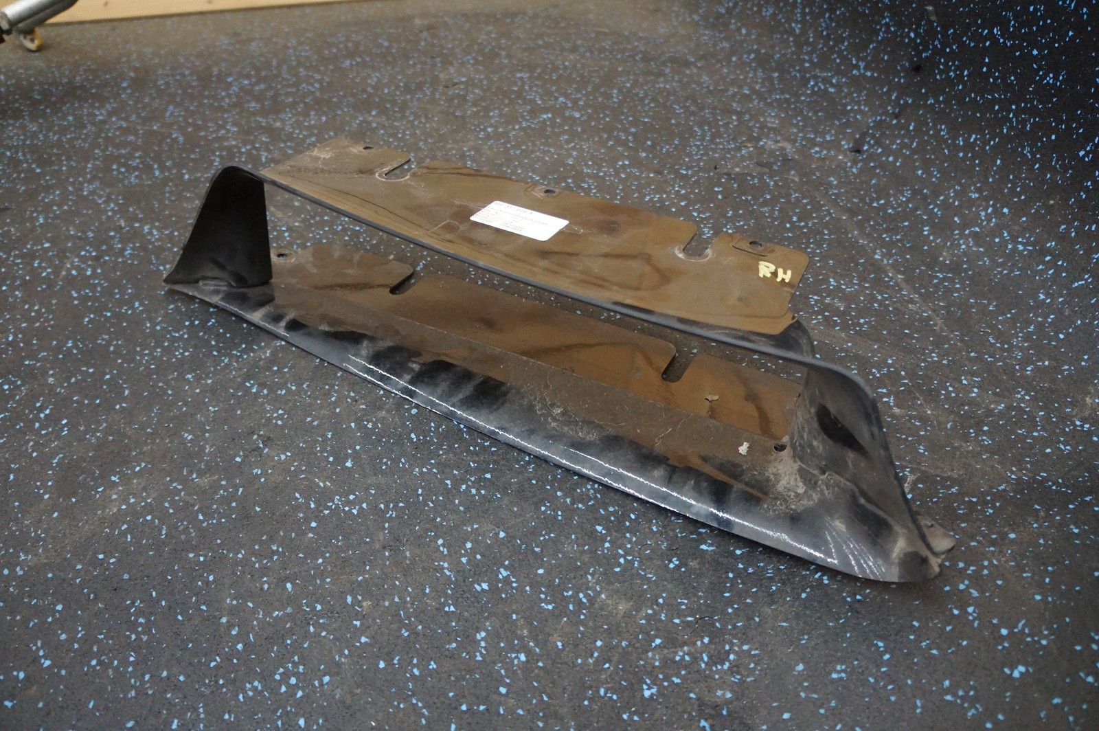 Right Oil Cooler Conveyor Bezel 400317026A Lamborghini Gallardo LP560 LP550 Gen2